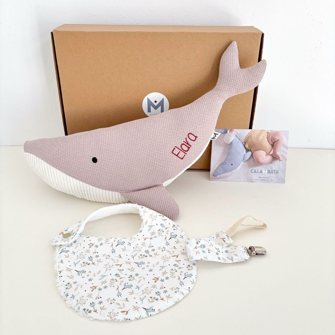 Pack Regalo welcome baby: Peluche ballena Susi personalizada + babero + chupetero