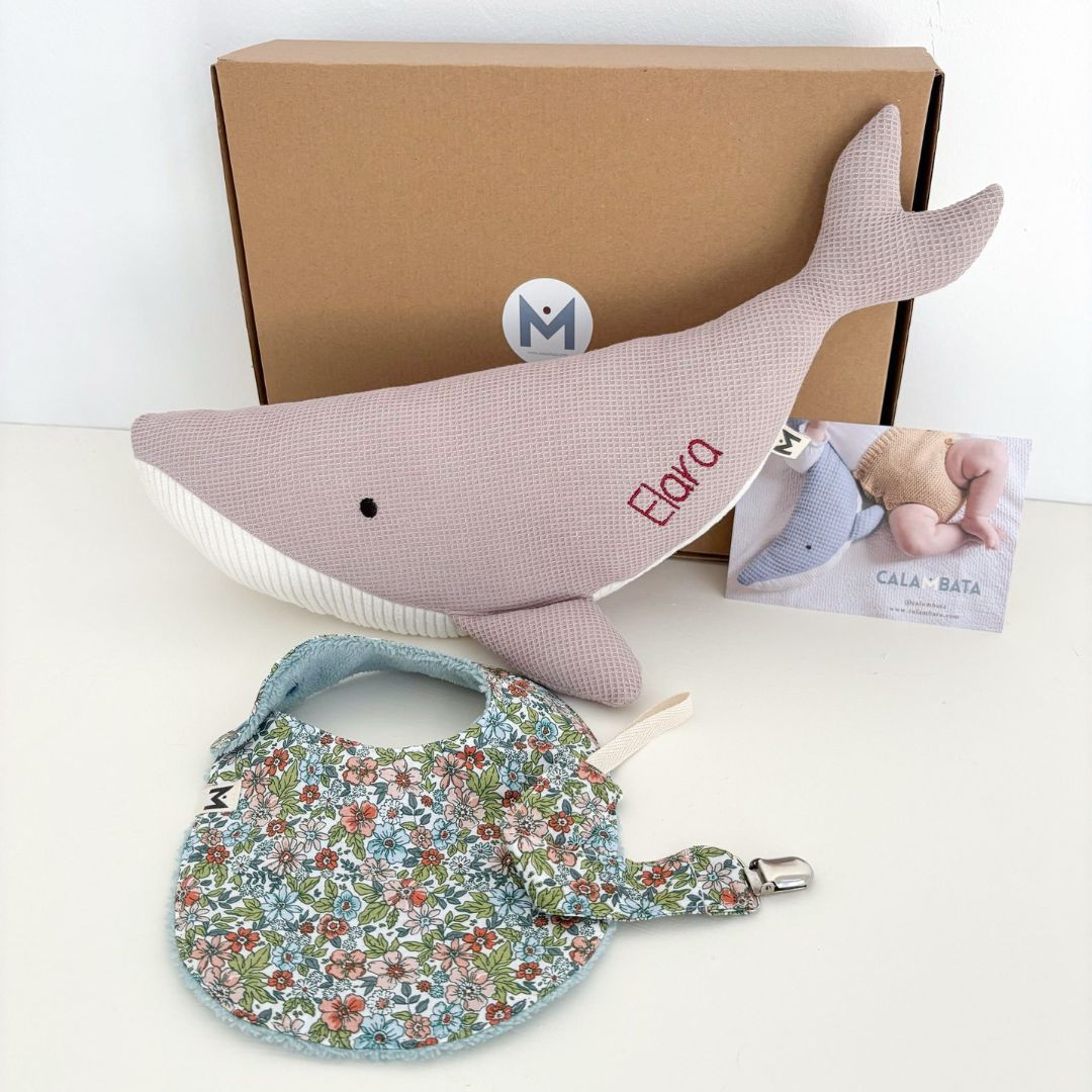 Pack Regalo welcome baby: Peluche ballena Susi personalizada + babero + chupetero