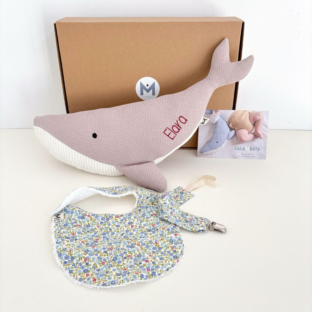 Pack Regalo welcome baby: Peluche ballena Susi personalizada + babero + chupetero