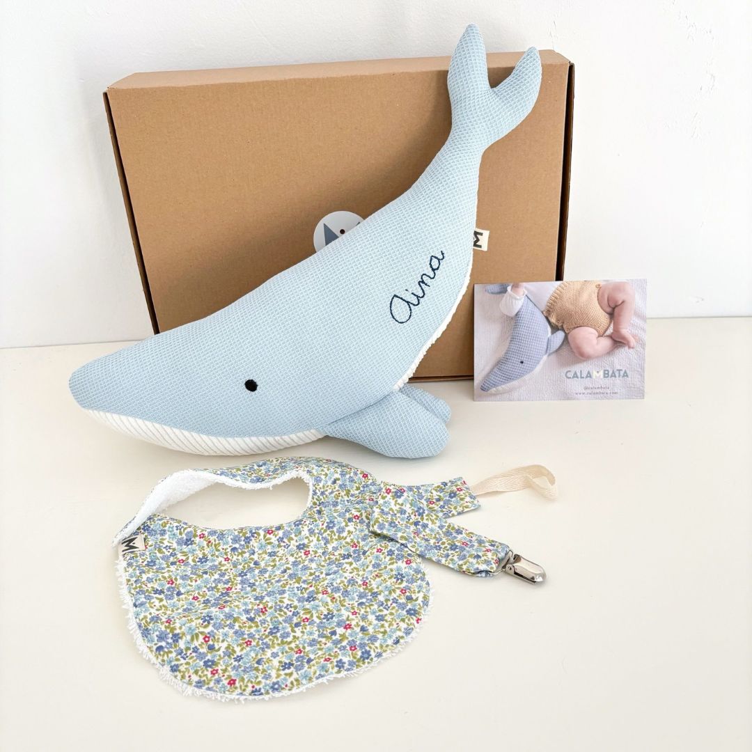 Pack Regalo welcome baby: Peluche ballena Susi personalizada + babero + chupetero