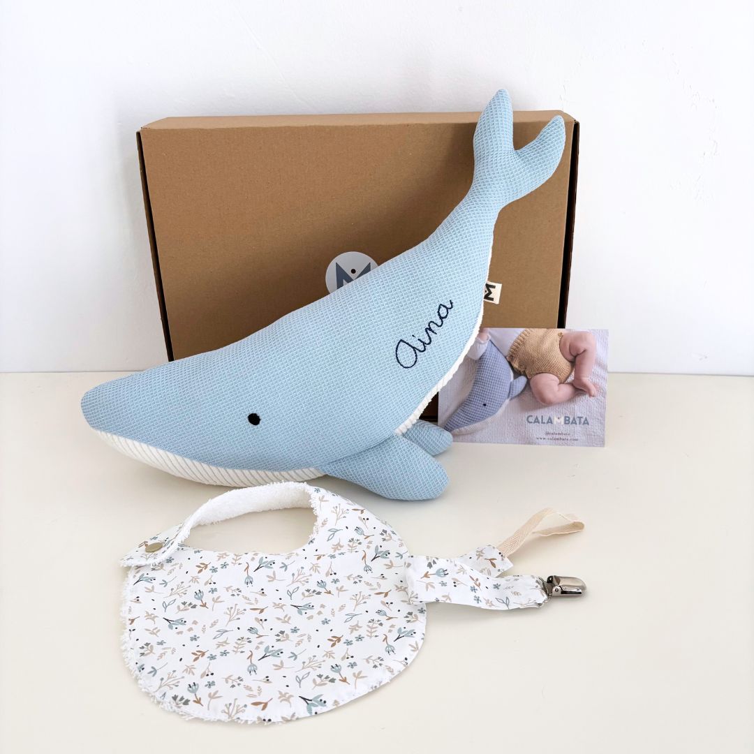 Pack Regalo welcome baby: Peluche ballena Susi personalizada + babero + chupetero