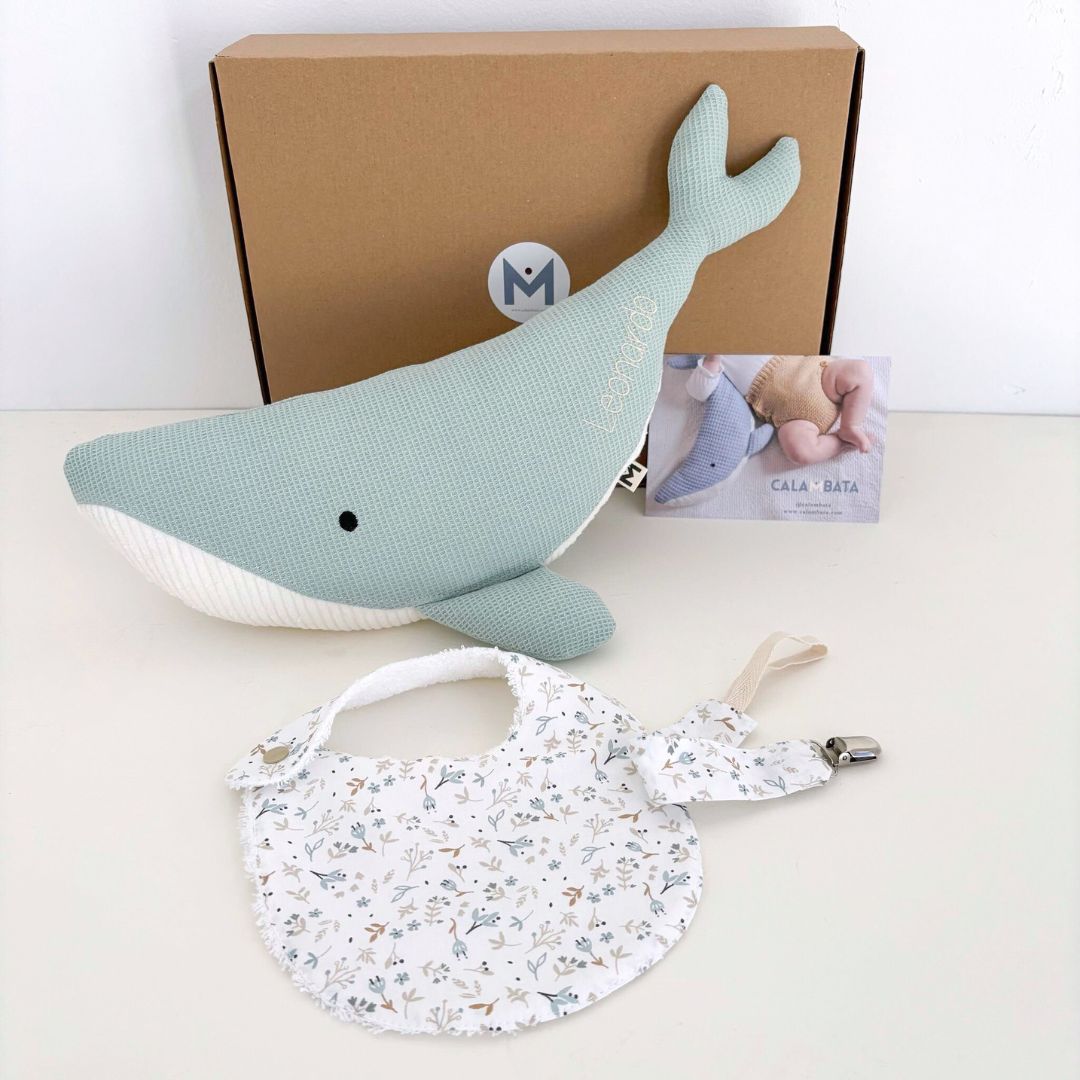 Pack Regalo welcome baby: Peluche ballena Susi personalizada + babero + chupetero