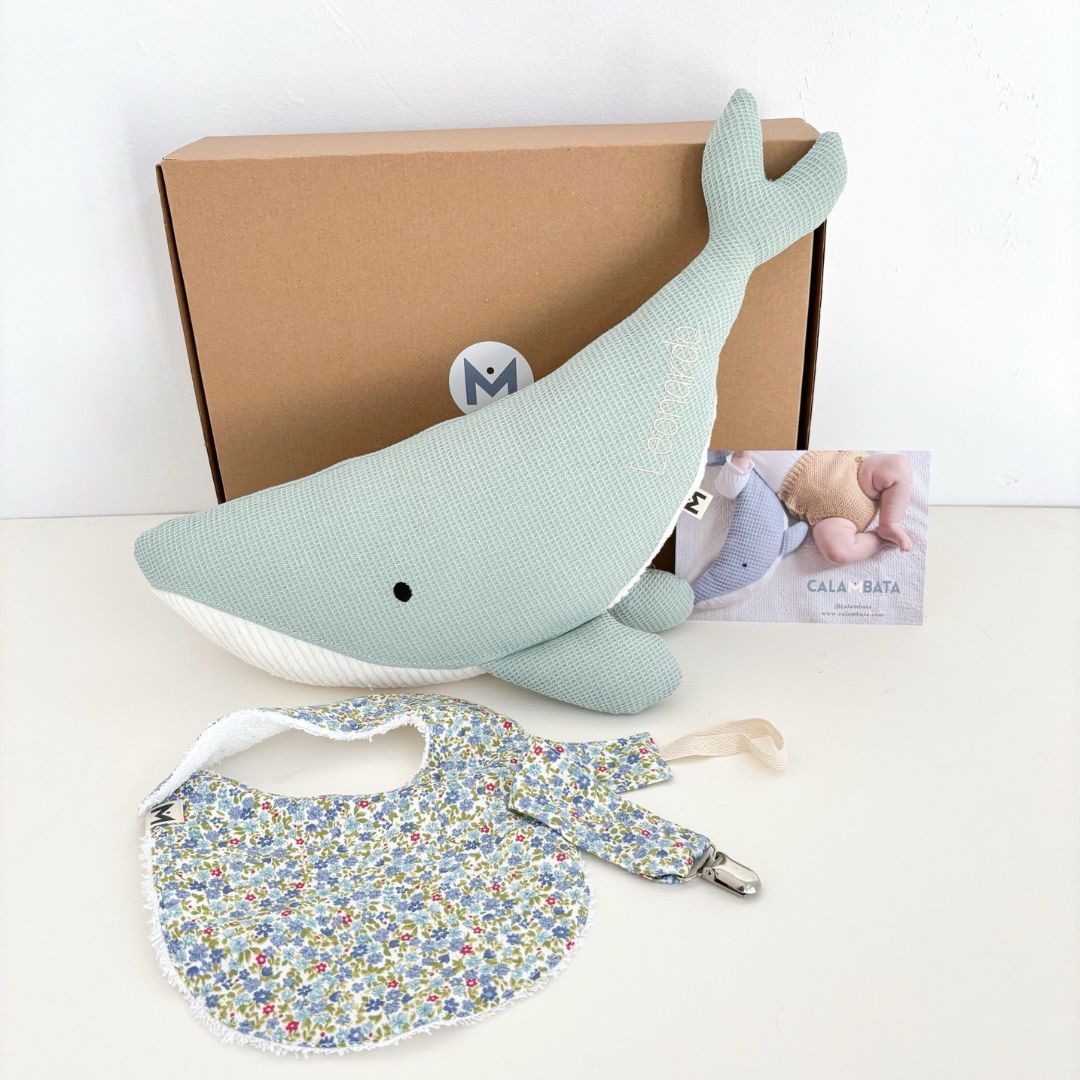 Pack Regalo welcome baby: Peluche ballena Susi personalizada + babero + chupetero