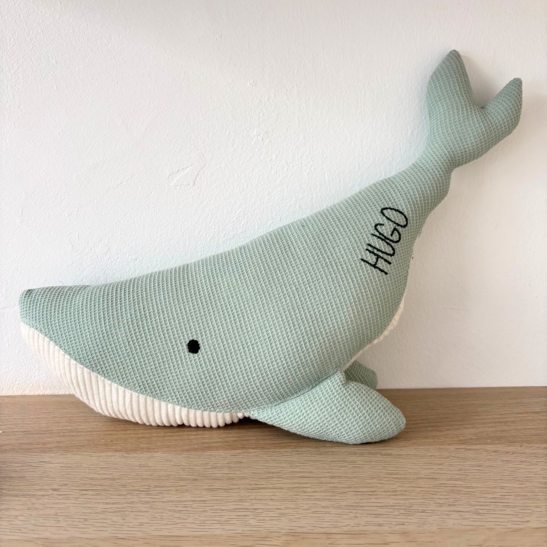 Peluche Ballena Susi menta nombre Hugo