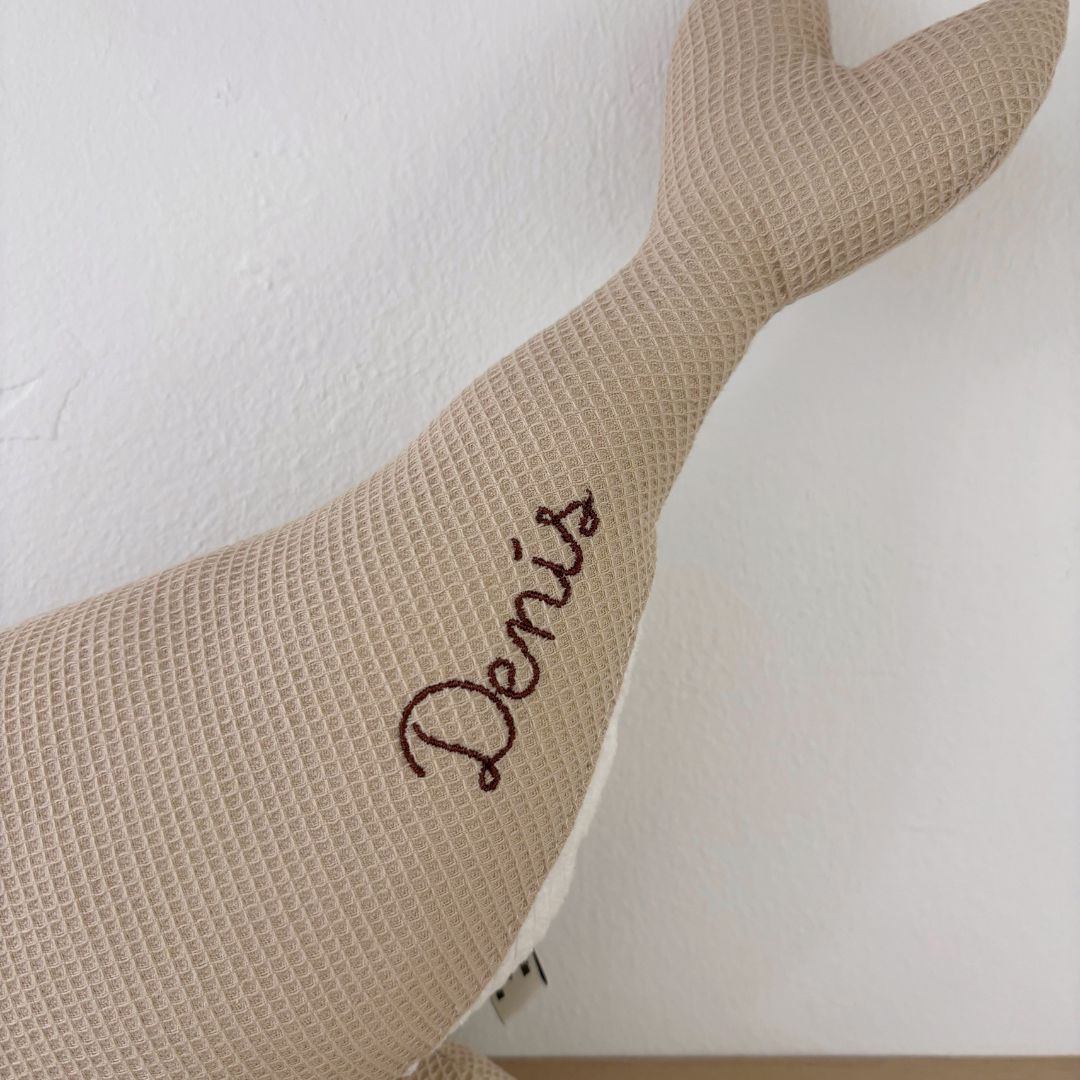 Peluche Ballena Susi beige nombre Denís