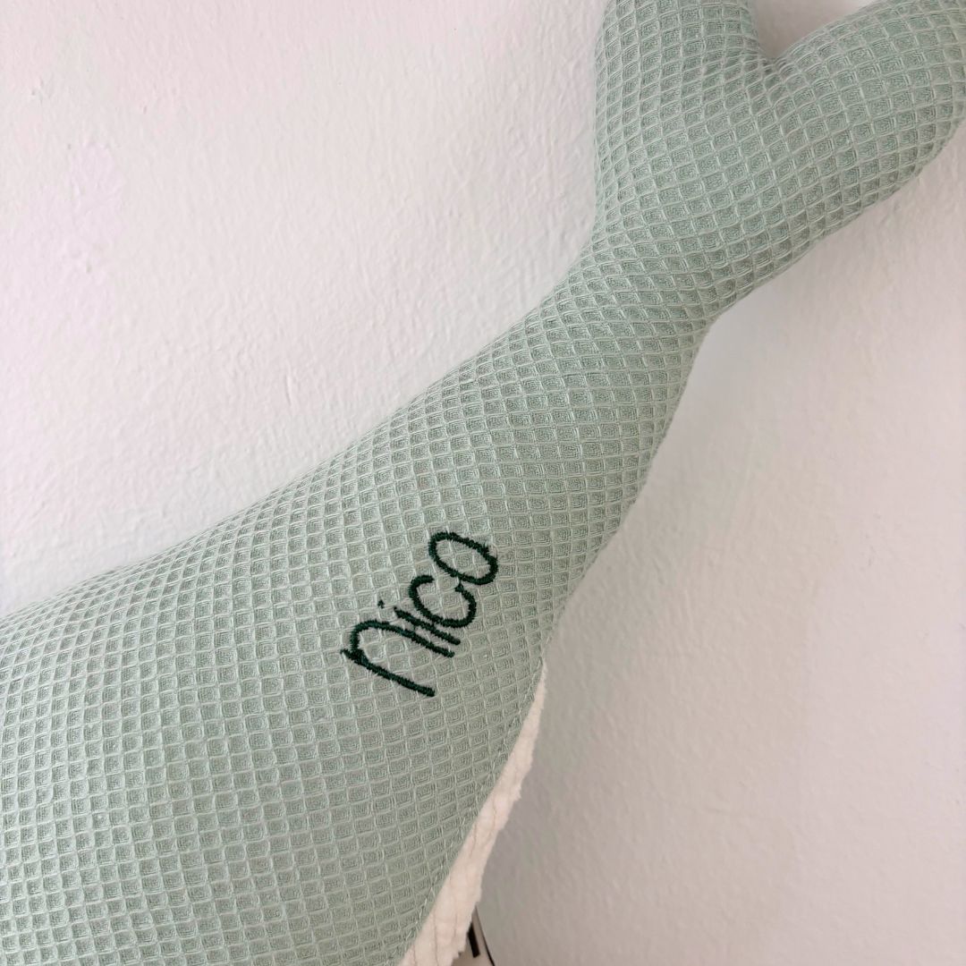 Peluche Ballena Susi menta nombre Nico