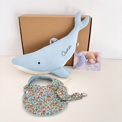 Pack Regalo welcome baby: Peluche ballena Susi personalizada + babero + chupetero