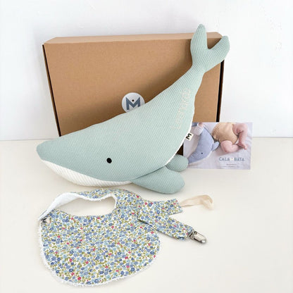 Pack Regalo welcome baby: Peluche ballena Susi personalizada + babero + chupetero