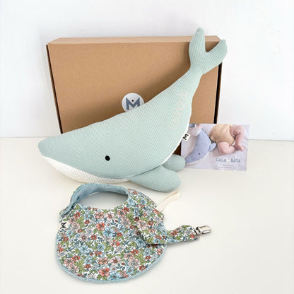 Pack Regalo welcome baby: Peluche ballena Susi personalizada + babero + chupetero