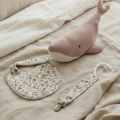 Pack Regalo welcome baby: Peluche ballena Susi personalizada + babero + chupetero
