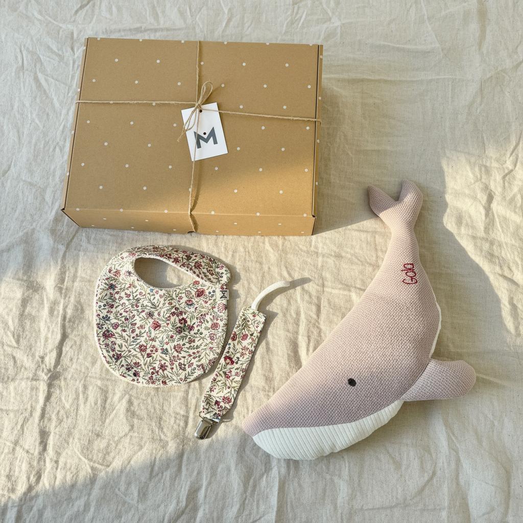 Pack Regalo welcome baby: Peluche ballena Susi personalizada + babero + chupetero