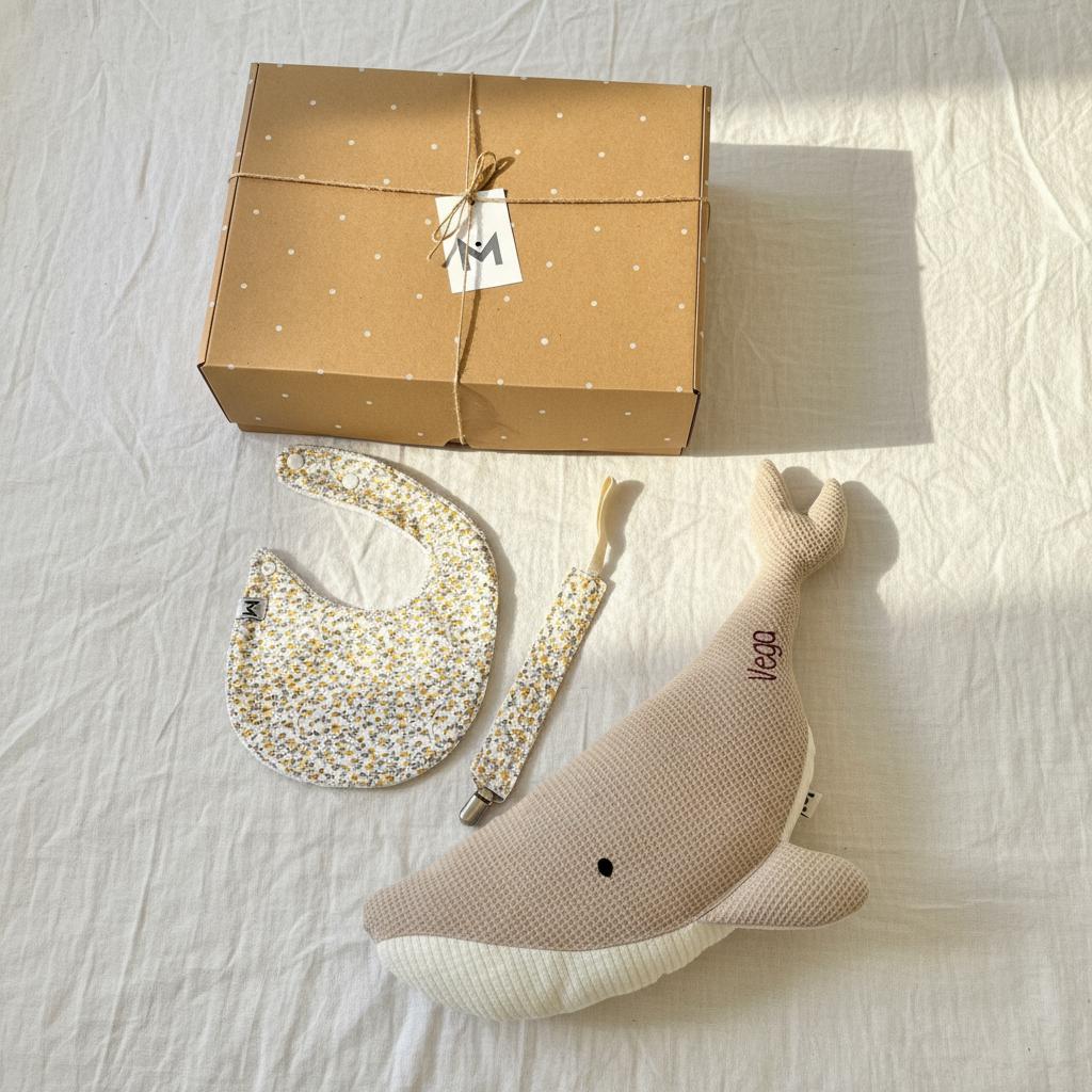 Pack Regalo welcome baby: Peluche ballena Susi personalizada + babero + chupetero