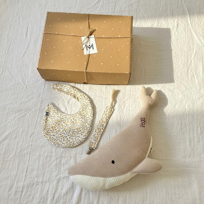 Pack Regalo welcome baby: Peluche ballena Susi personalizada + babero + chupetero