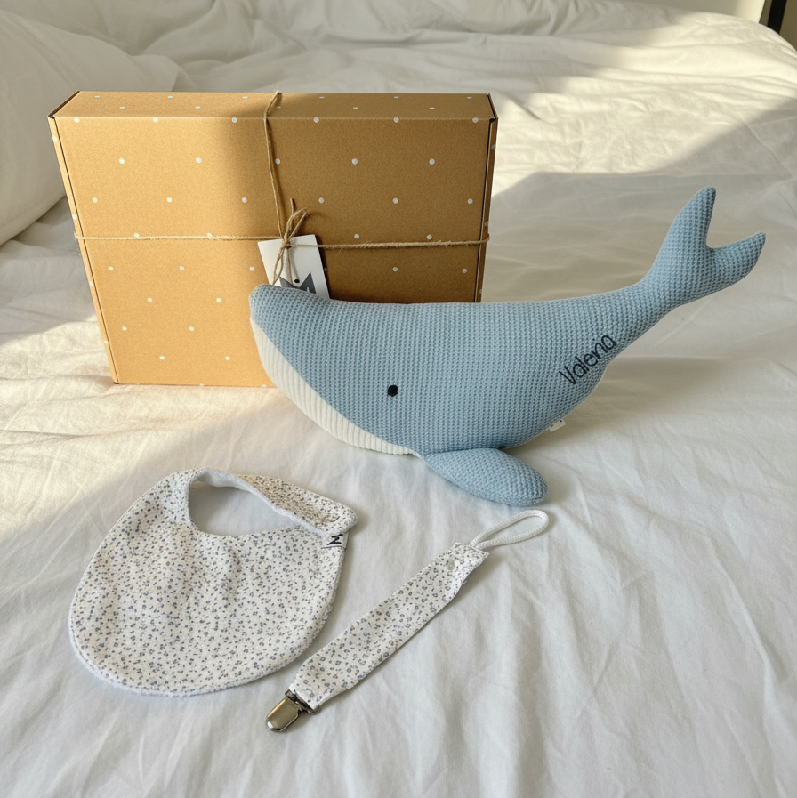 Pack Regalo welcome baby: Peluche ballena Susi personalizada + babero + chupetero